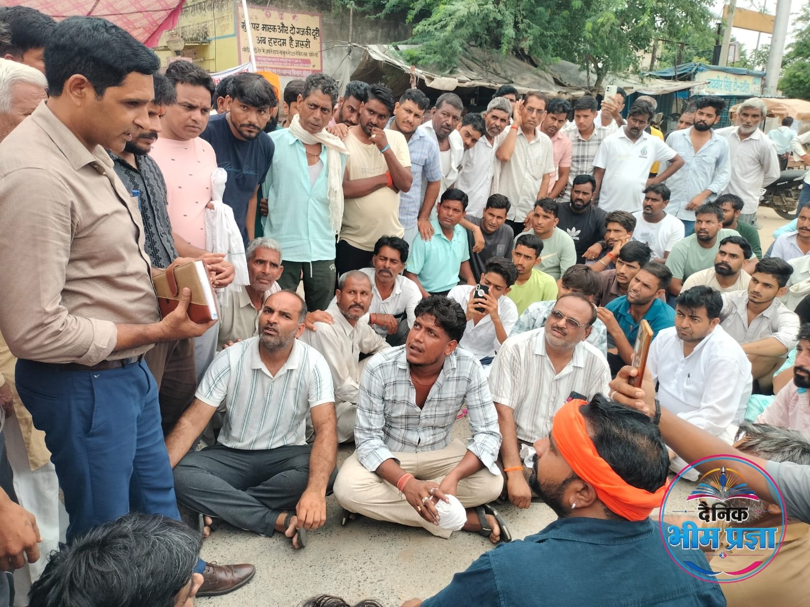 बुहाना अस्पताल की अव्यवस्थाओं पर दूसरे दिन भी धरना जारी, पवन सिंह व विजेंद्र भूख हड़ताल पर बैठे