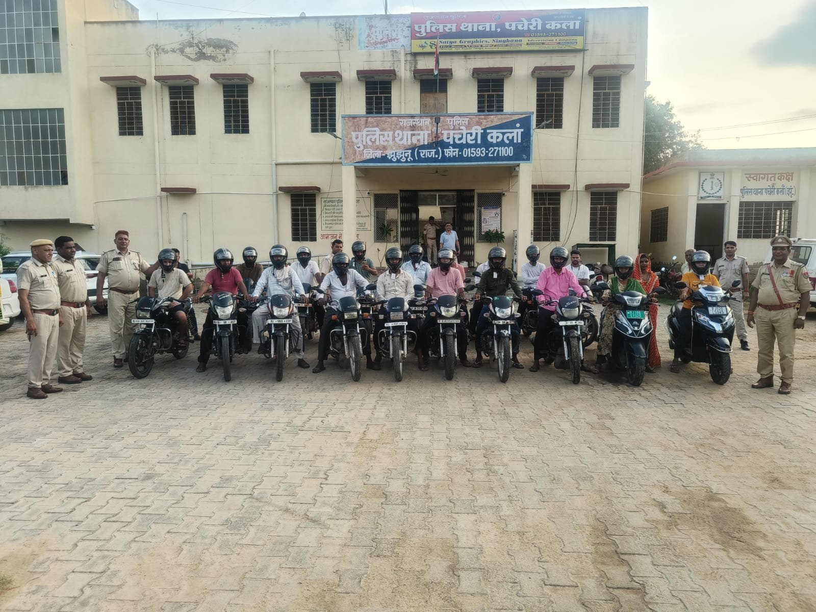 तीज और स्वतंत्रता दिवस पर पचेरी कलां पुलिस की अनूठी पहल, महिलाओं-पुरुषों को बांटे हेलमेट